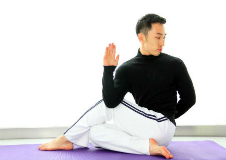 5个能轻松减掉腰间赘肉的瑜伽动作 - 健网