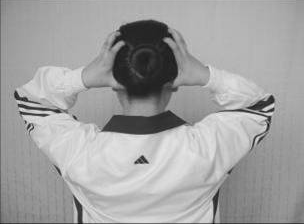 颈椎病自我按摩图解 缓解颈部疲劳 - 健网