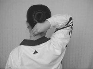 颈椎病自我按摩图解 缓解颈部疲劳 - 健网